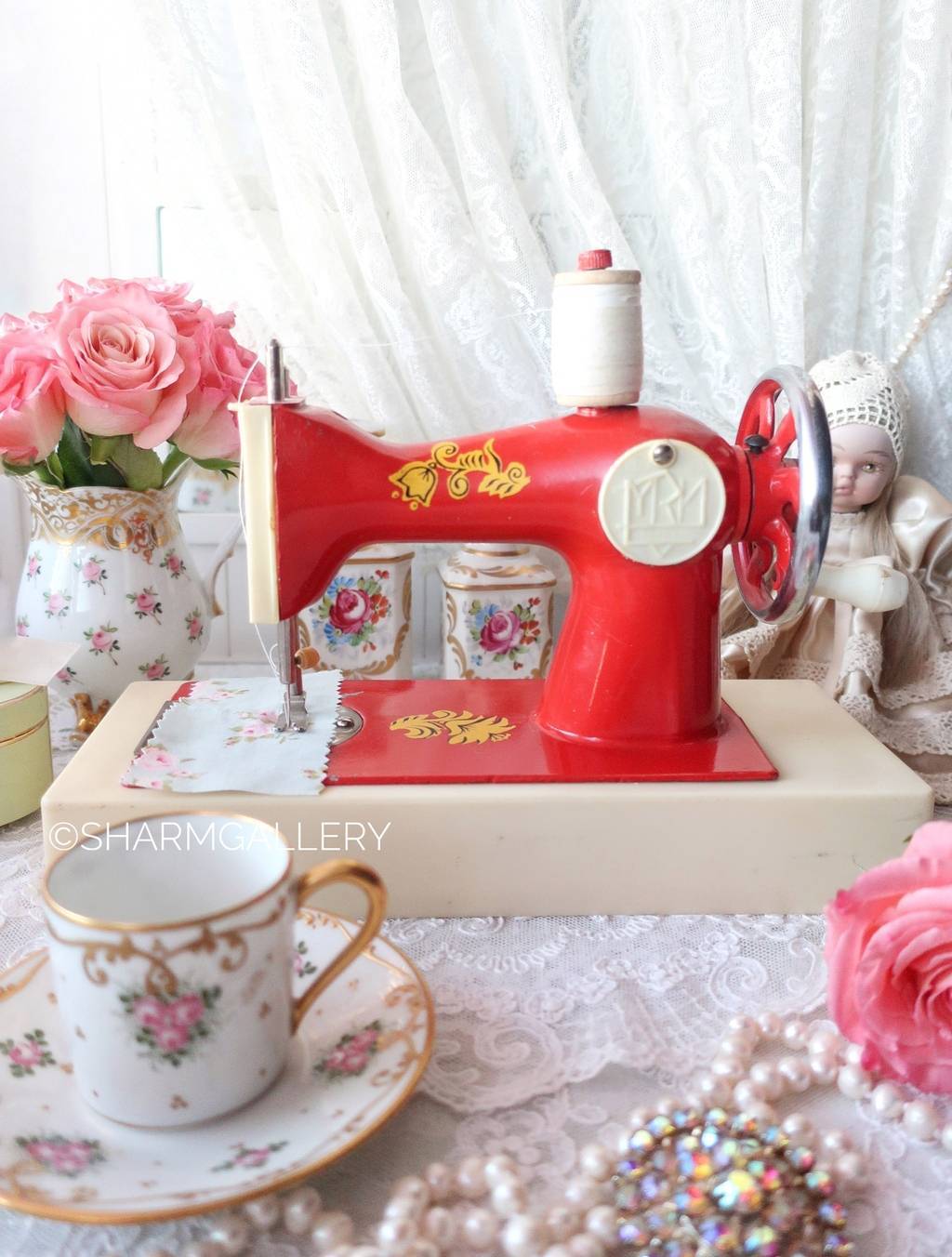Детская швейная машинка, красная. Винтаж, СССР.