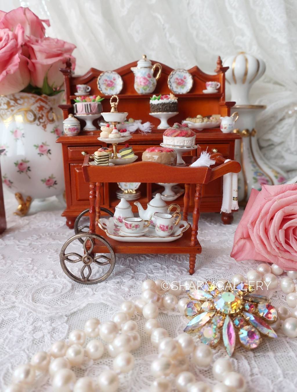Миниатюра кукольная Сервировочный столик с десертами, Reutter Porzellan Германия.