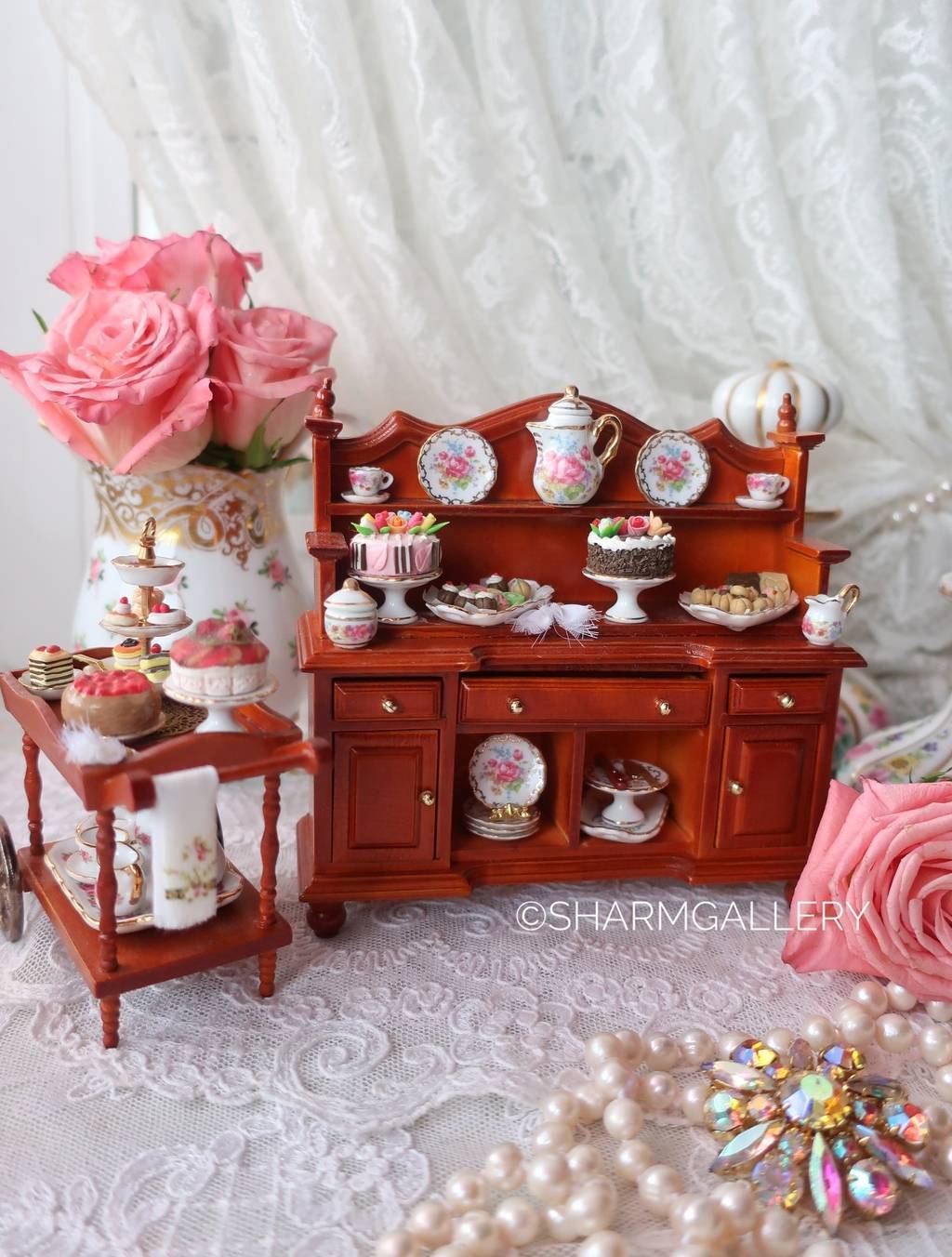 Миниатюра кукольная открытый Буфет с посудой и десертами, Reutter Porzellan Германия.