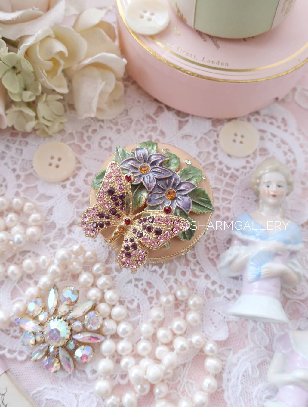 Шкатулка коллекционная «Бабочка на цветах» металл, стразы, эмаль.