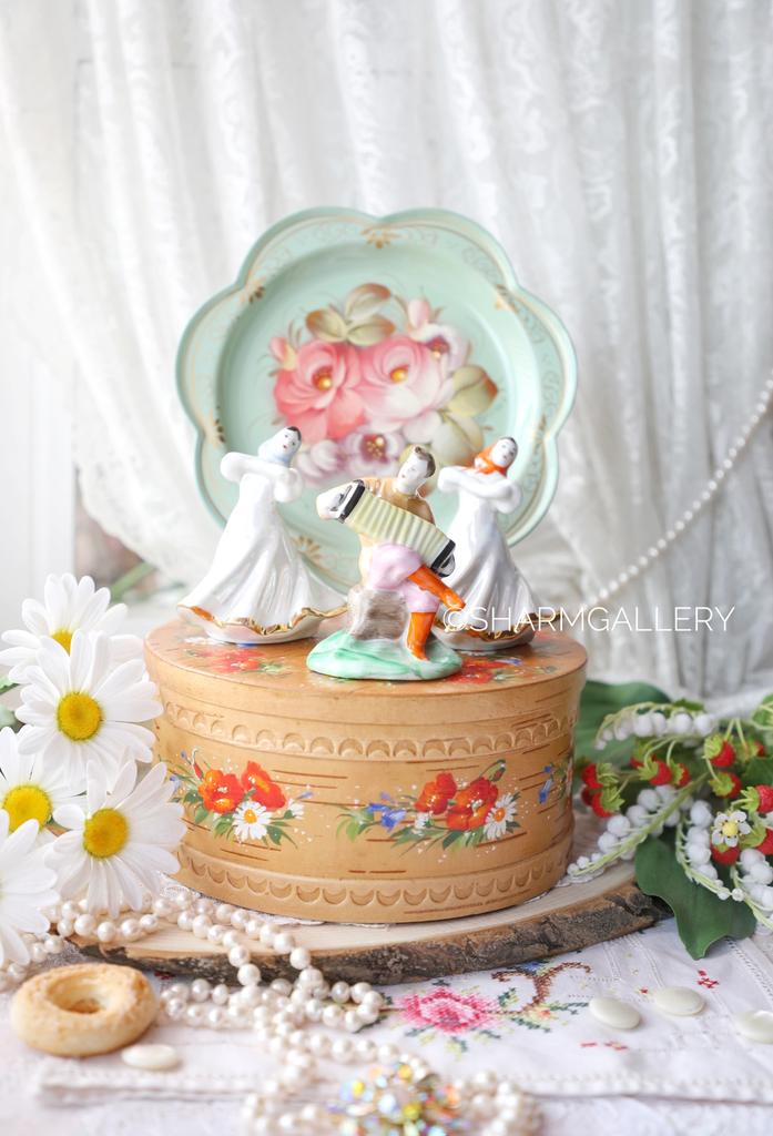 Скульптура (трио) Русский перепляс (гармонист плясуньи) фарфор Дулево, СССР.