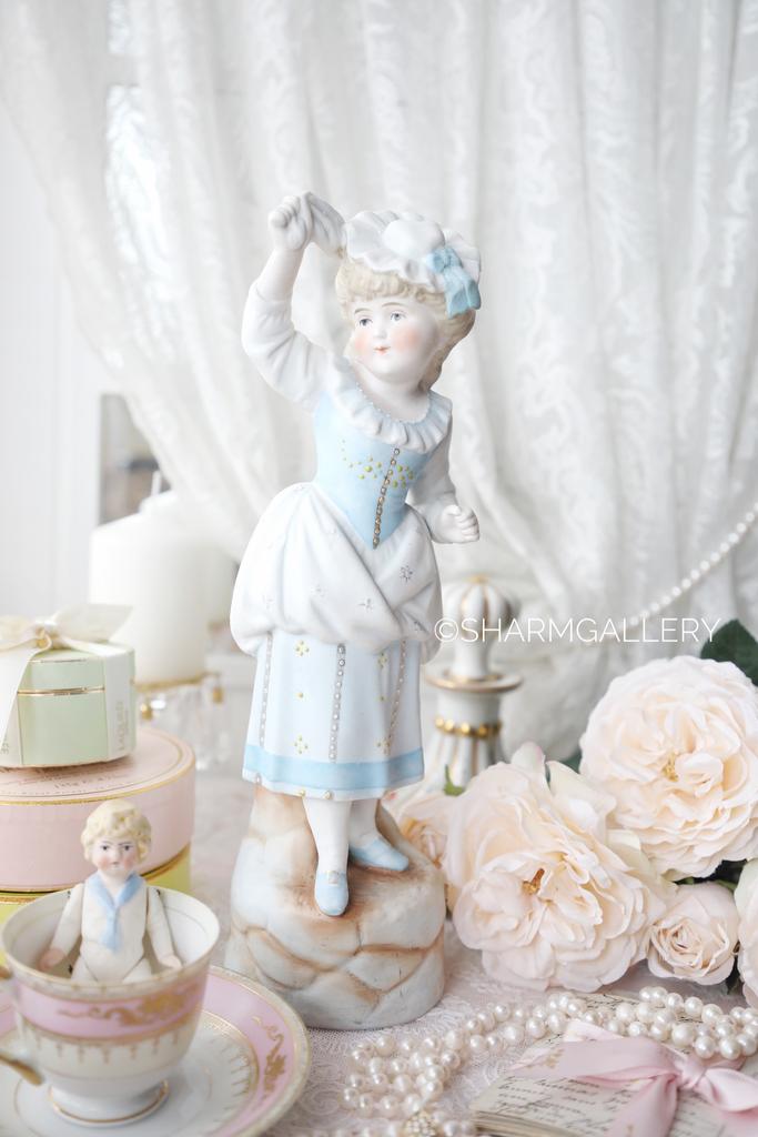 Антикварная статуэтка "Девочка с платком". Бисквитный фарфор, Германия.