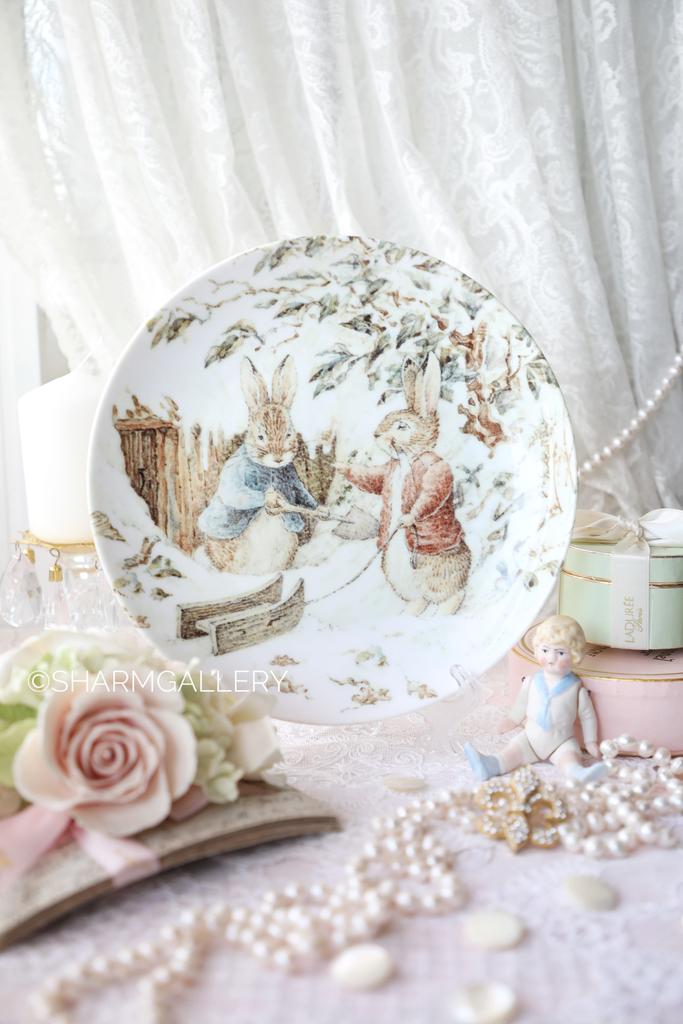 Фарфоровая тарелка «Кролики зимой» коллекция BEATRIX POTTER.