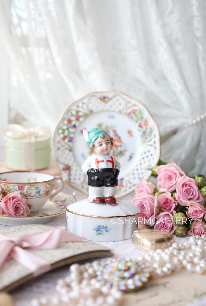 Солонка Мальчик серия "Бюргеры" фарфор Wagner & Apel, Германия.