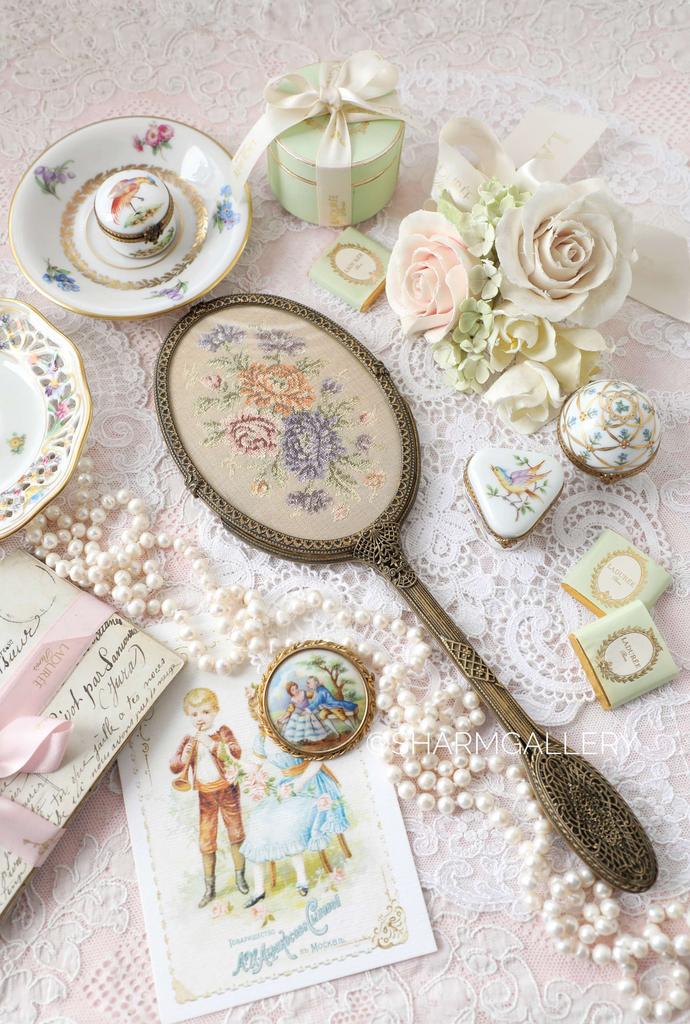 Старинное зеркало с вышивкой Petit Point на длинной ручке 31см., Англия.