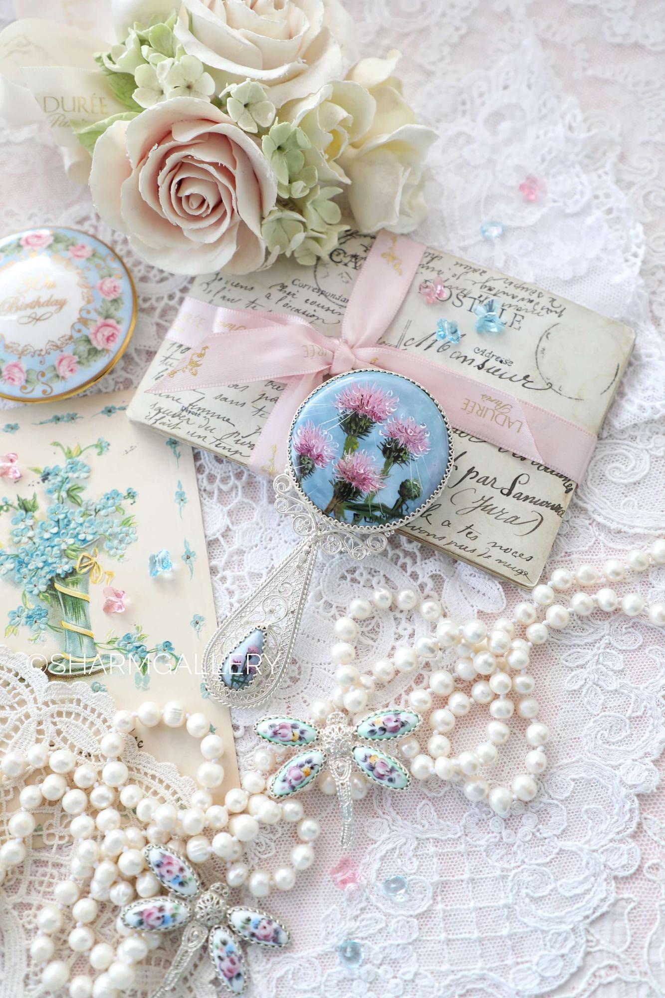 Зеркальце на ручке «Чертополох» финифть, скань, мельхиор.