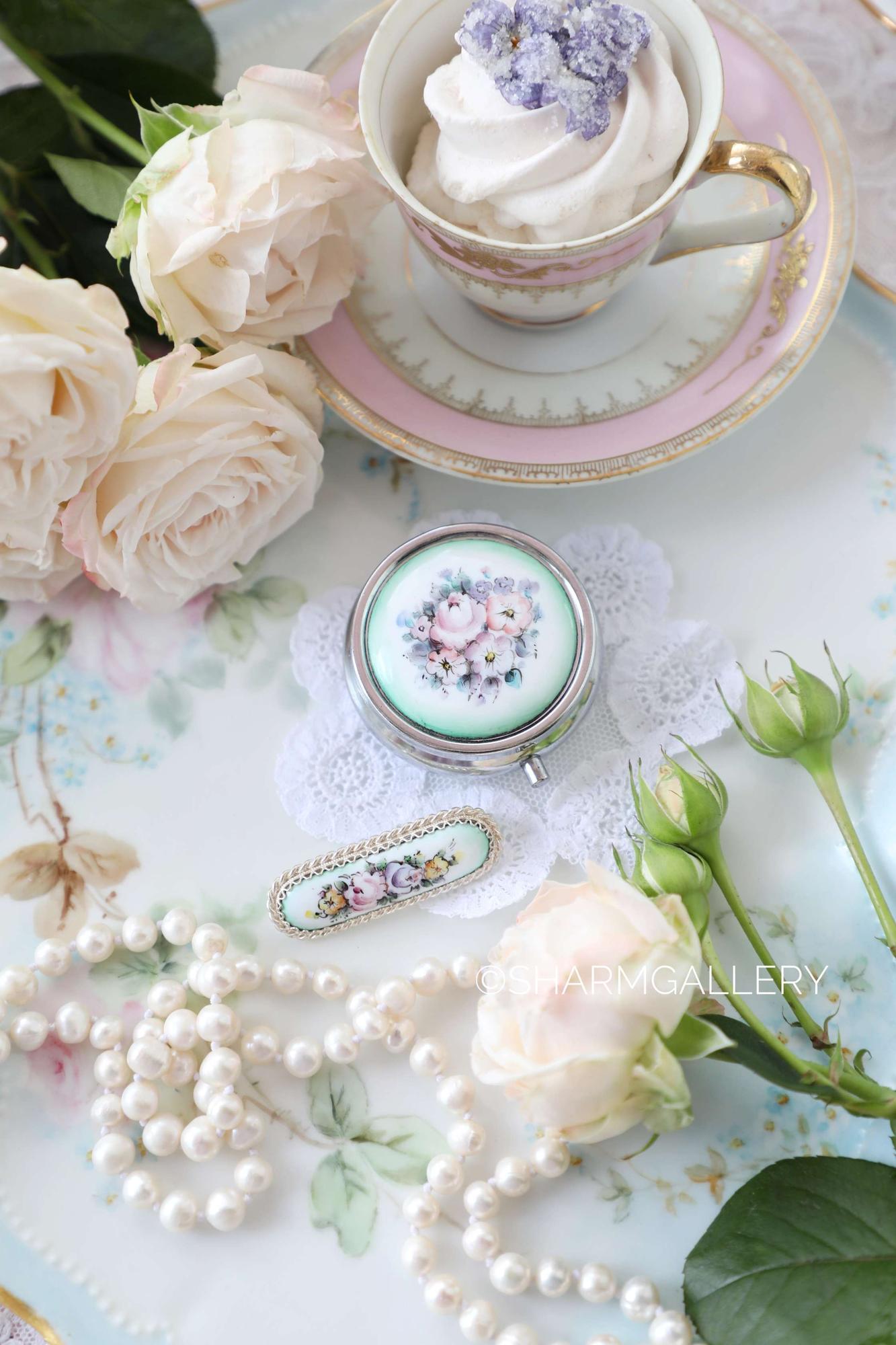 Таблетница и брошь «Нежный букет» финифть, мельхиор.