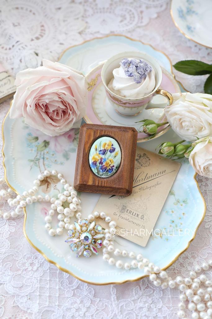 Картина «Ирисы» финифть, авторская роспись, рамка дерево.