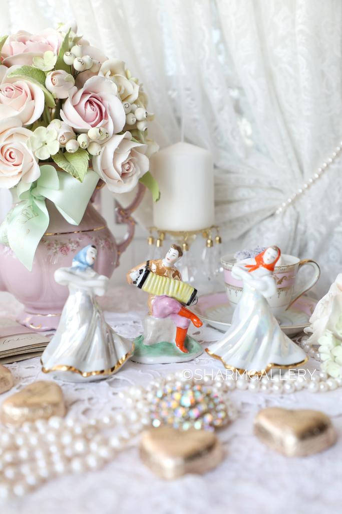 Скульптура (трио) Русский перепляс (гармонист плясуньи) фарфор Дулево, СССР №2.