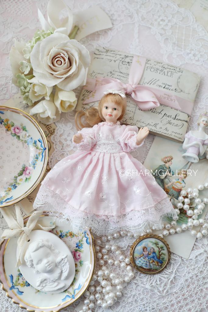 Винтажная фарфоровая куколка 15,5см., в розовом платье.