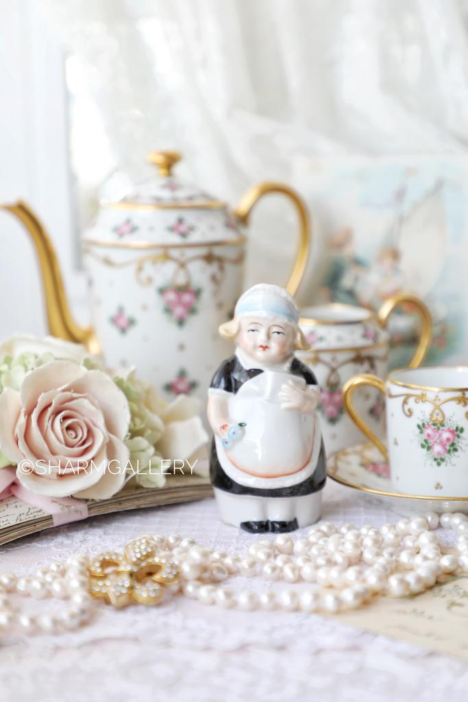 Редкость! Антикварная солонка Служанка с письмом, серия "Бюргеры - Гуглики" фарфор Германия.