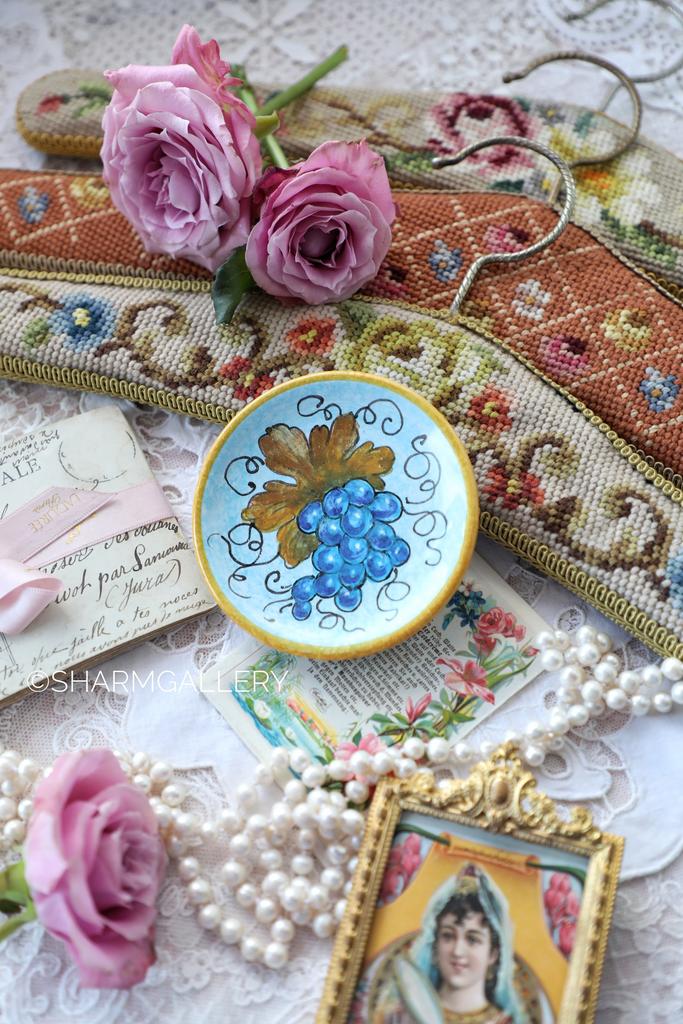 Тарелка настенная «Виноград» 9,5см., роспись, керамика Сиена, Тоскана, Италия.