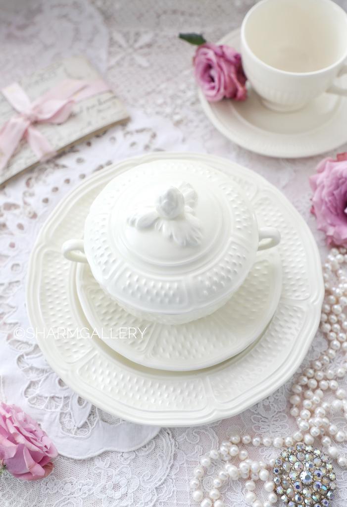 БУЛЬОННИЦА С КРЫШКОЙ И БЛЮДЦЕМ «PONT AUX CHOUX MAIS» фаянс Gien (Жьен​) Франция.