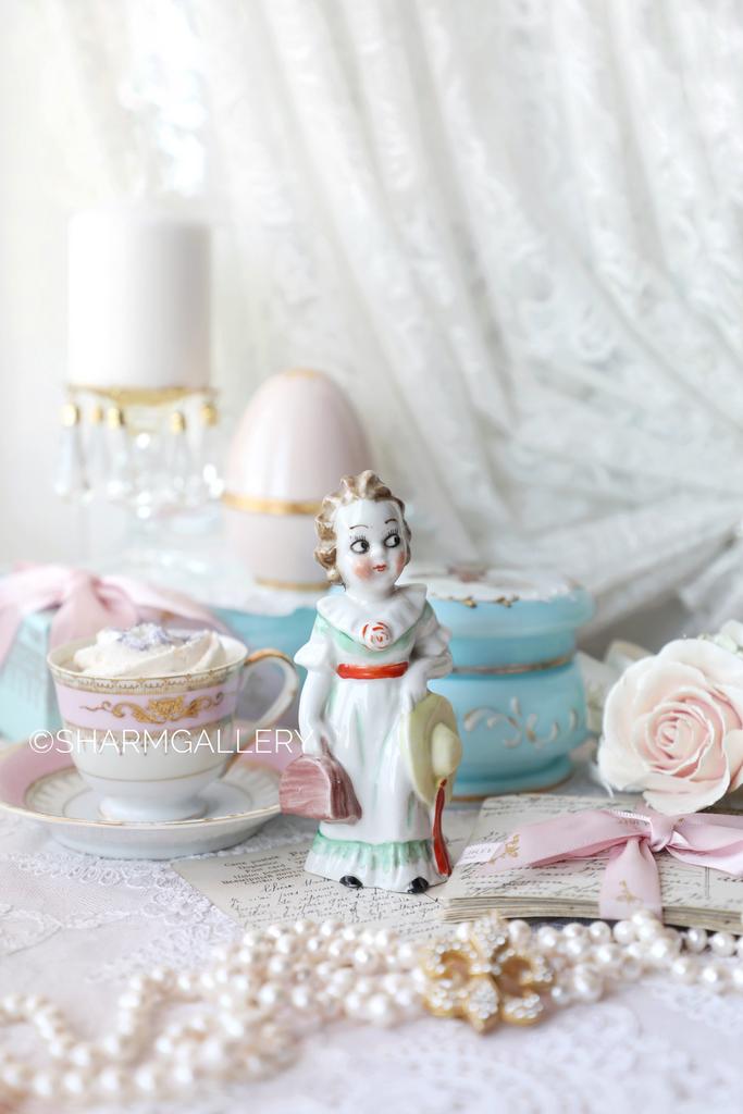 Старинная статуэтка «Дама с сумочкой и шляпкой» серия «Бюргеры - Гуглики»  Германия.