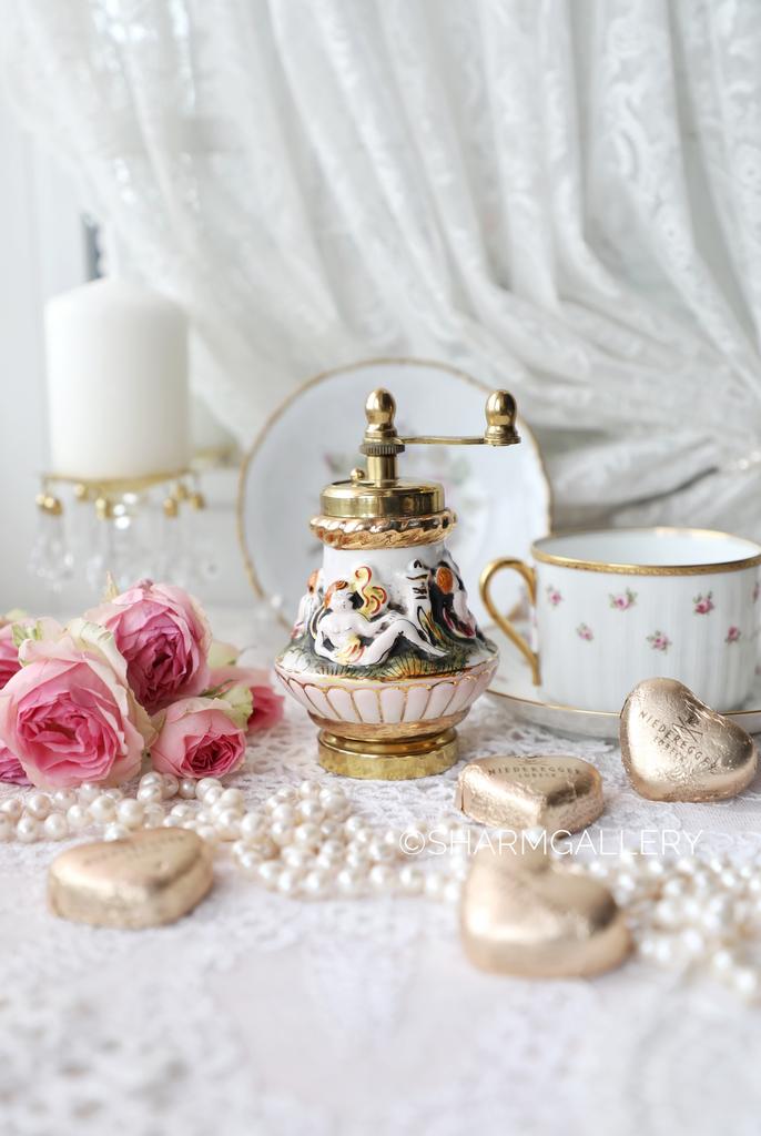 Старинная перцемолка мельница для перца, Capodimonte Каподимонте Италия.