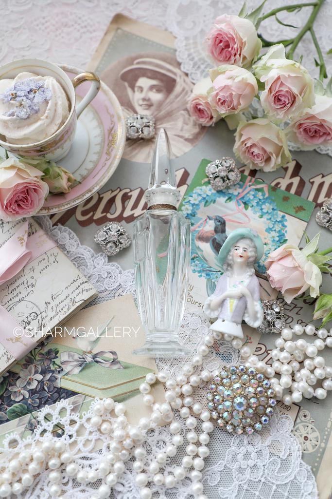 Старинный хрустальный высокий флакон для духов.