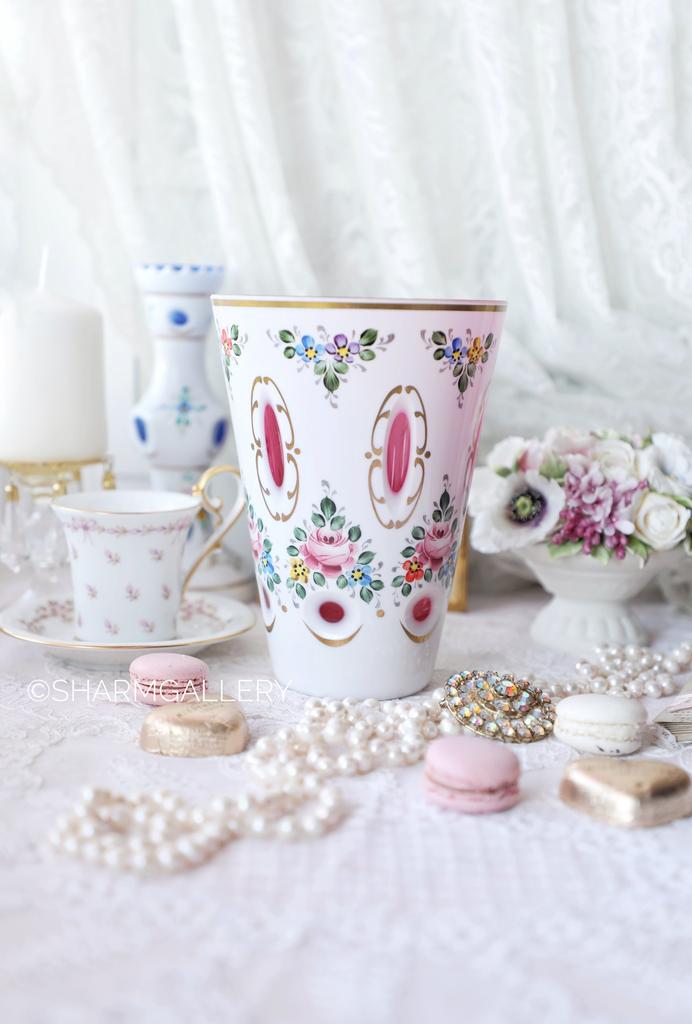 Антикварная ваза двухслойное стекло «Розы» Богемия BOHEMIA, ЧЕХОСЛОВАКИЯ.