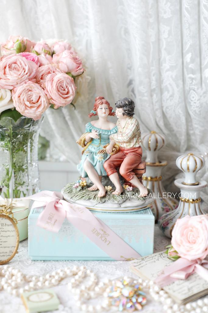 Статуэтка «Парочка с бабочкой» бисквитный фарфор Capodimonte Каподимонте Италия.