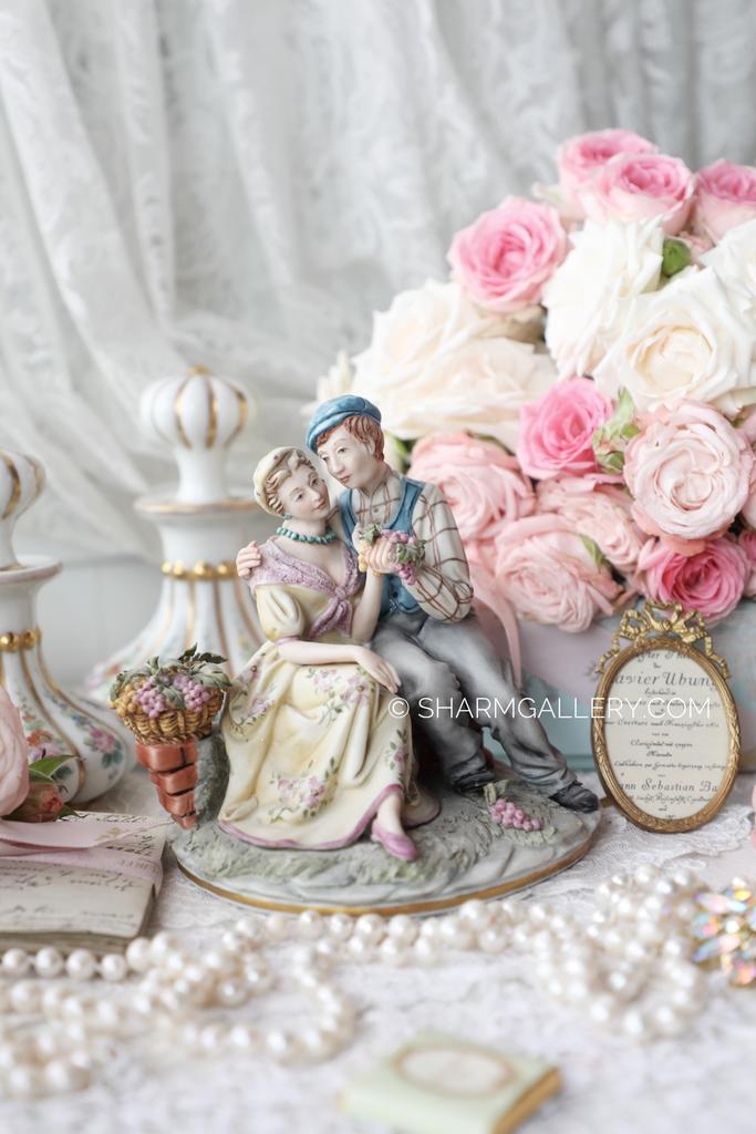 Статуэтка «Пара с виноградом» бисквитный фарфор Capodimonte Каподимонте Италия.