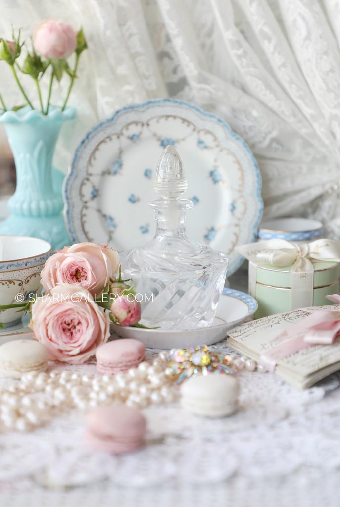 Старинный хрустальный флакон для духов с антикварной притертой пробкой.