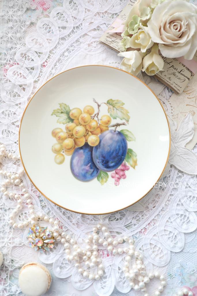 Тарелка декоративная «Виноград, сливы, красная смородина» фарфор айвори, Thomas Германия.