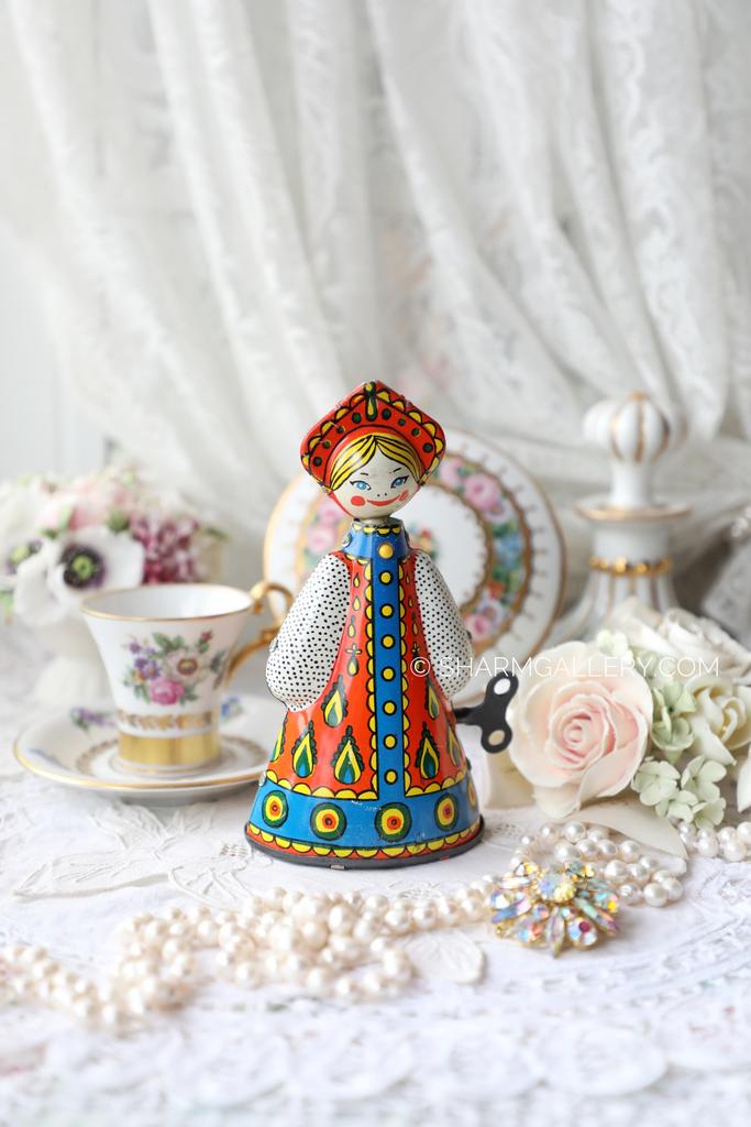 Заводная игрушка кукла девушка в сарафане «Березка» металл, СССР.