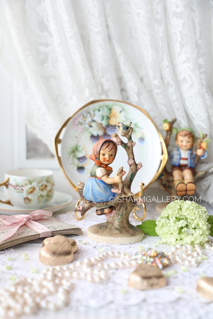 Статуэтка Hummel «Девочка с птичкой на дереве» фарфор Goebel, Гебель. Германия 1960гг.