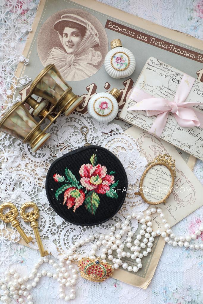 Пудреница на молнии "Цветы шиповника" с вышивкой Petit Point, ГДР.