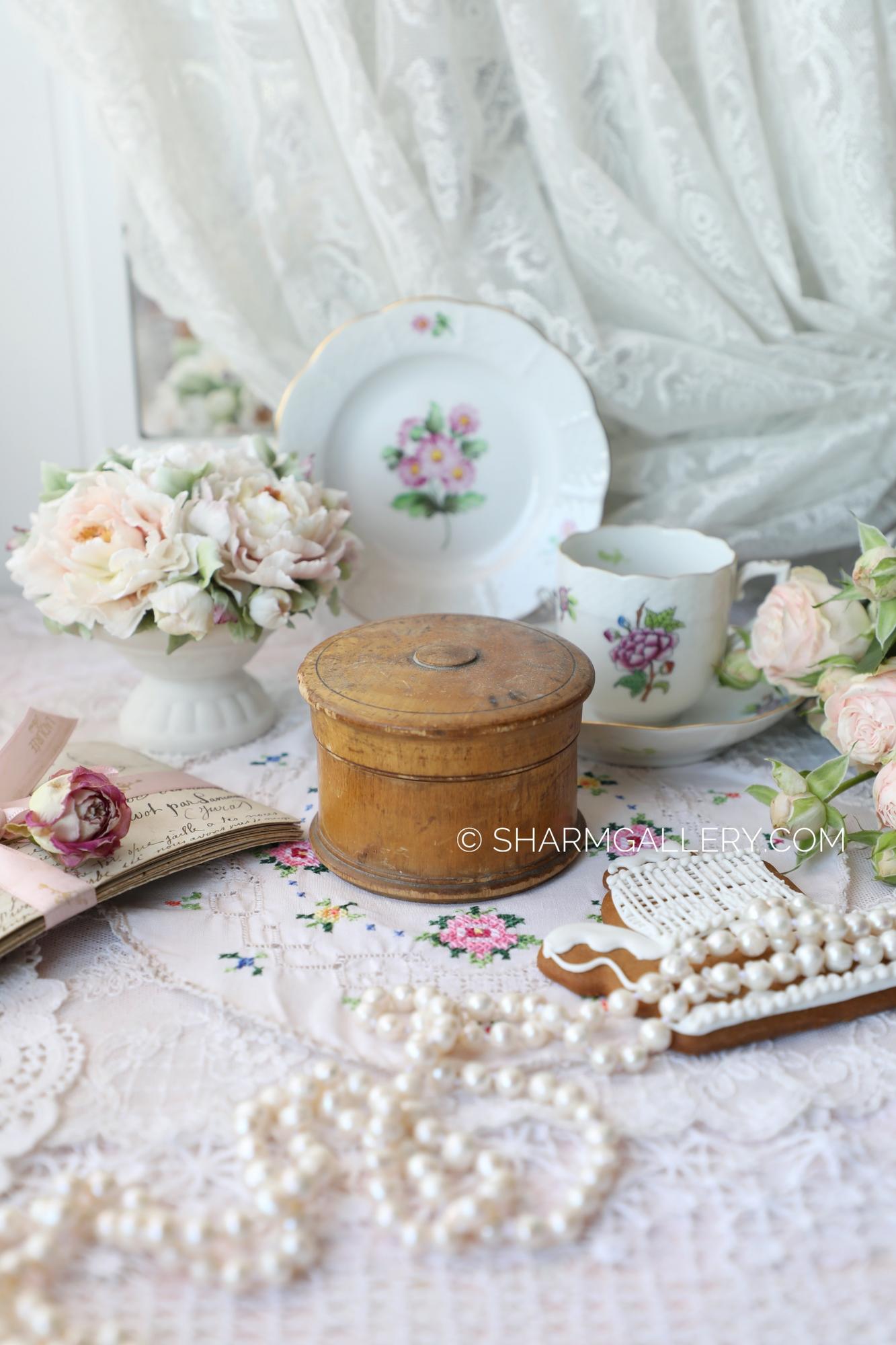 Антикварная деревянная круглая коробочка.