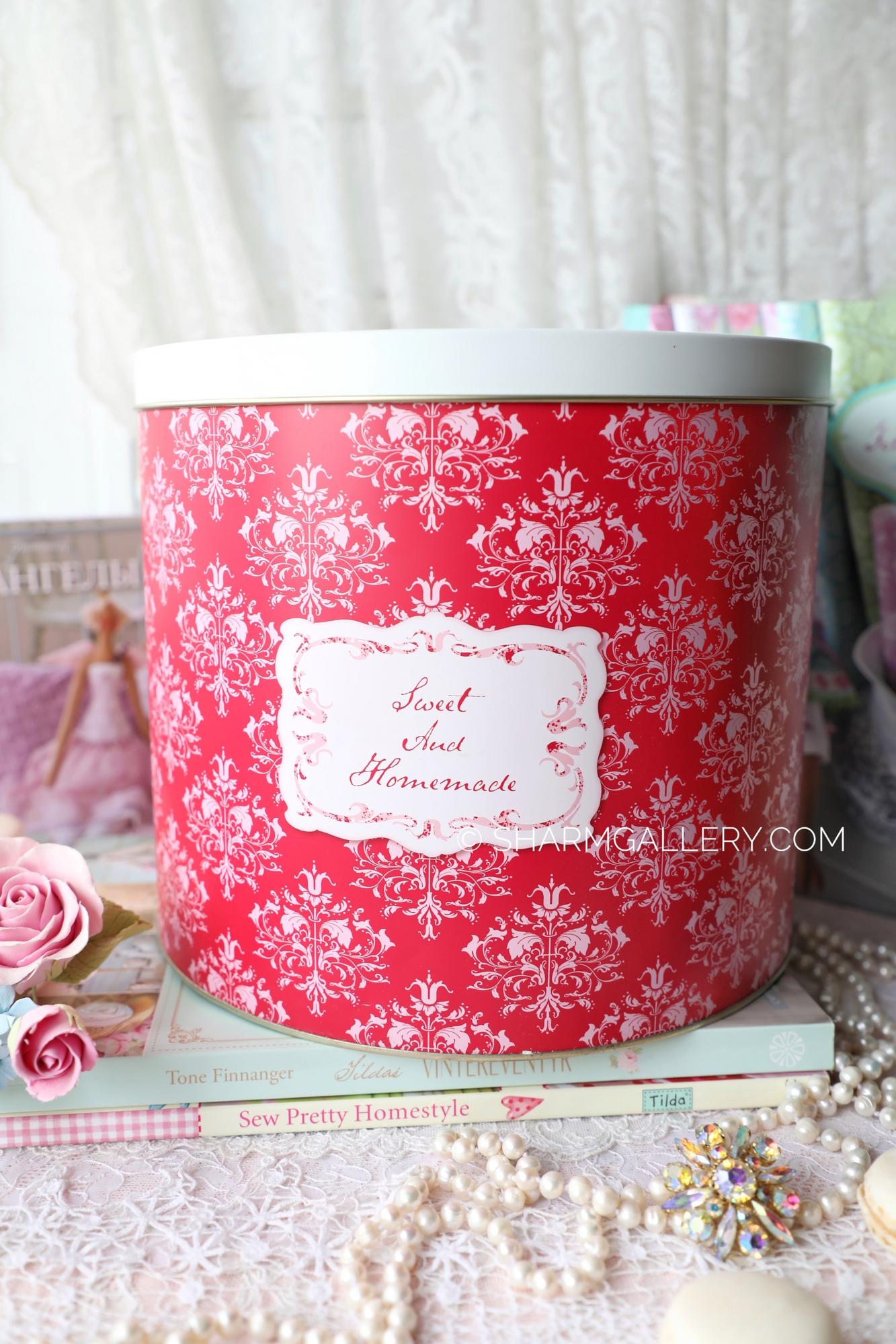 Жестяная банка/Короб круглая большая «Sweet and Homemade» Tilda от Panduro Hobby, Норвегия.