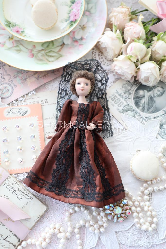 Коллекционная фарфоровая кукла 20см, серия ‘«Дамы эпохи» №6