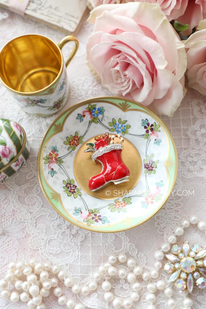 Брошь новогодняя с цветными эмалями «Сапожок с подарками» Англия, 1990гг.
