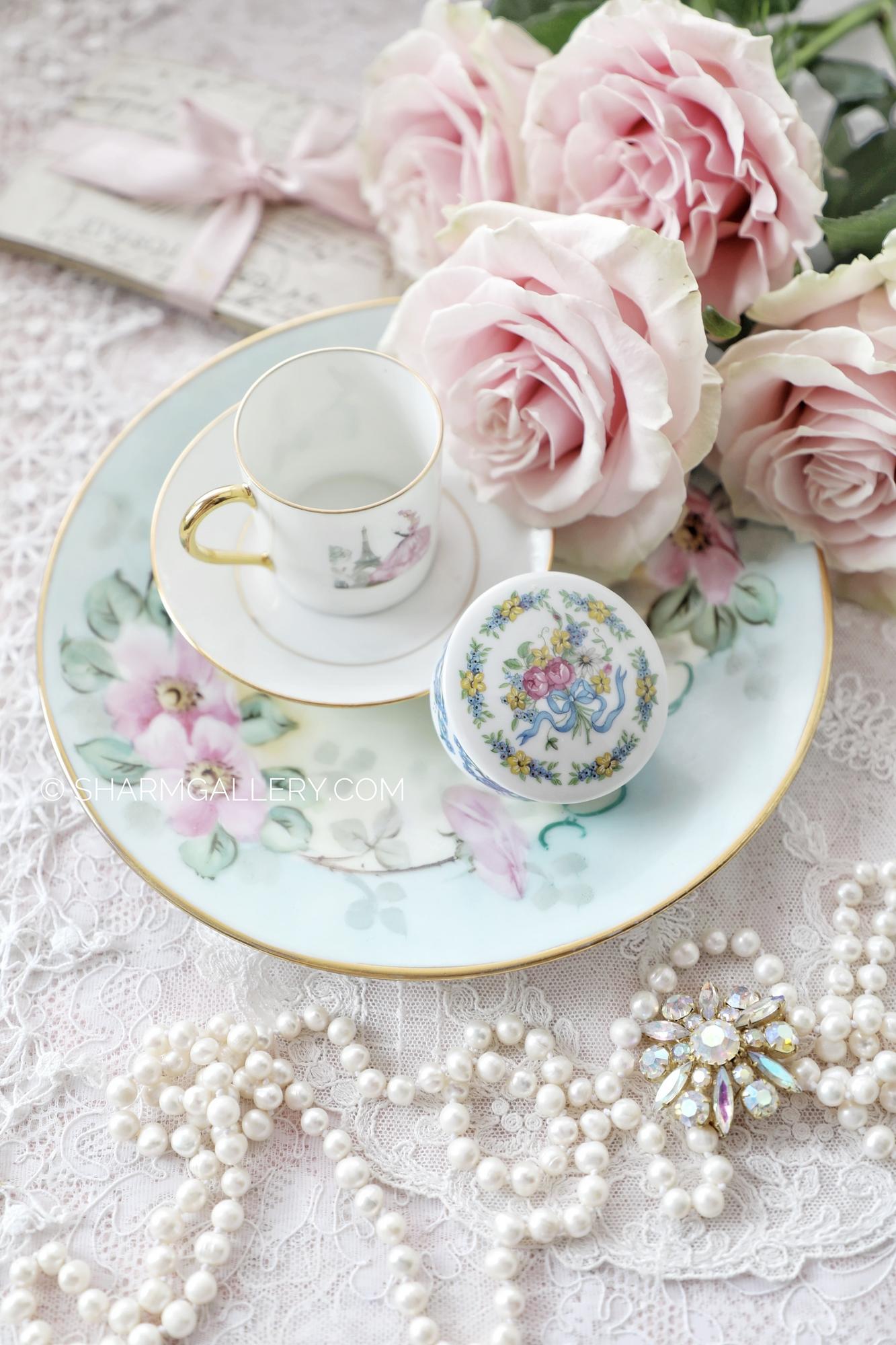 Фарфоровая миниатюрная шкатулка «Cadeaux D’amour»  Лимож, Франция.