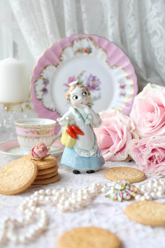 Старинная фарфоровая статуэтка «Огородница с морковкой»  серия «Бюргеры-Гуглики» Германия.