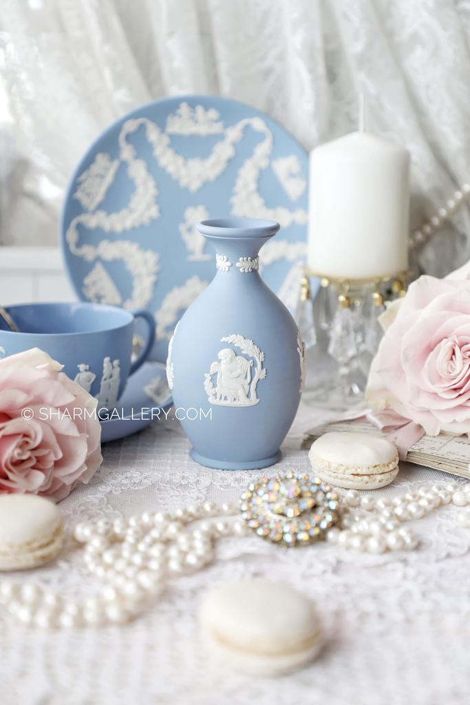 Ваза голубой бисквитный фарфор 13см., Wedgwood, Англия.