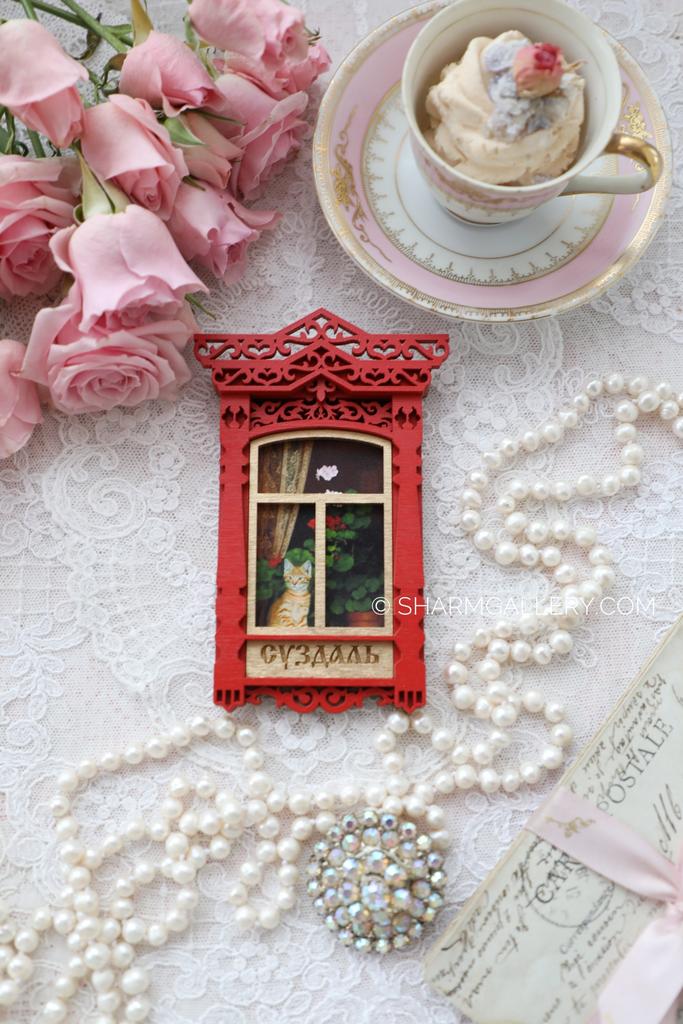 Магнит с картиной «Окно с резным наличником» ручная работа, Суздаль, Россия. Красное с котом.