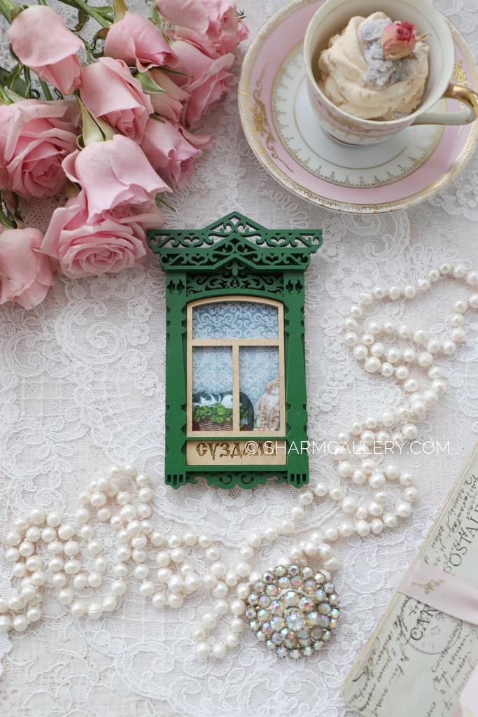 Магнит с картиной «Окно с резным наличником» ручная работа, Суздаль, Россия. Зеленое с кошками.