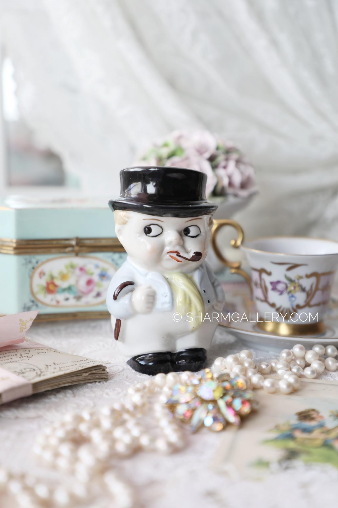 Антикварная солонка Джентельмен с трубкой №15 из серии Бюргеры-Гуглики фарфор Wagner and Apel Германия.