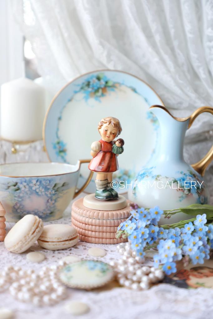 Статуэтка Hummel «Девочка с куклой» бисквитный фарфор Goebel Гебель. Германия.