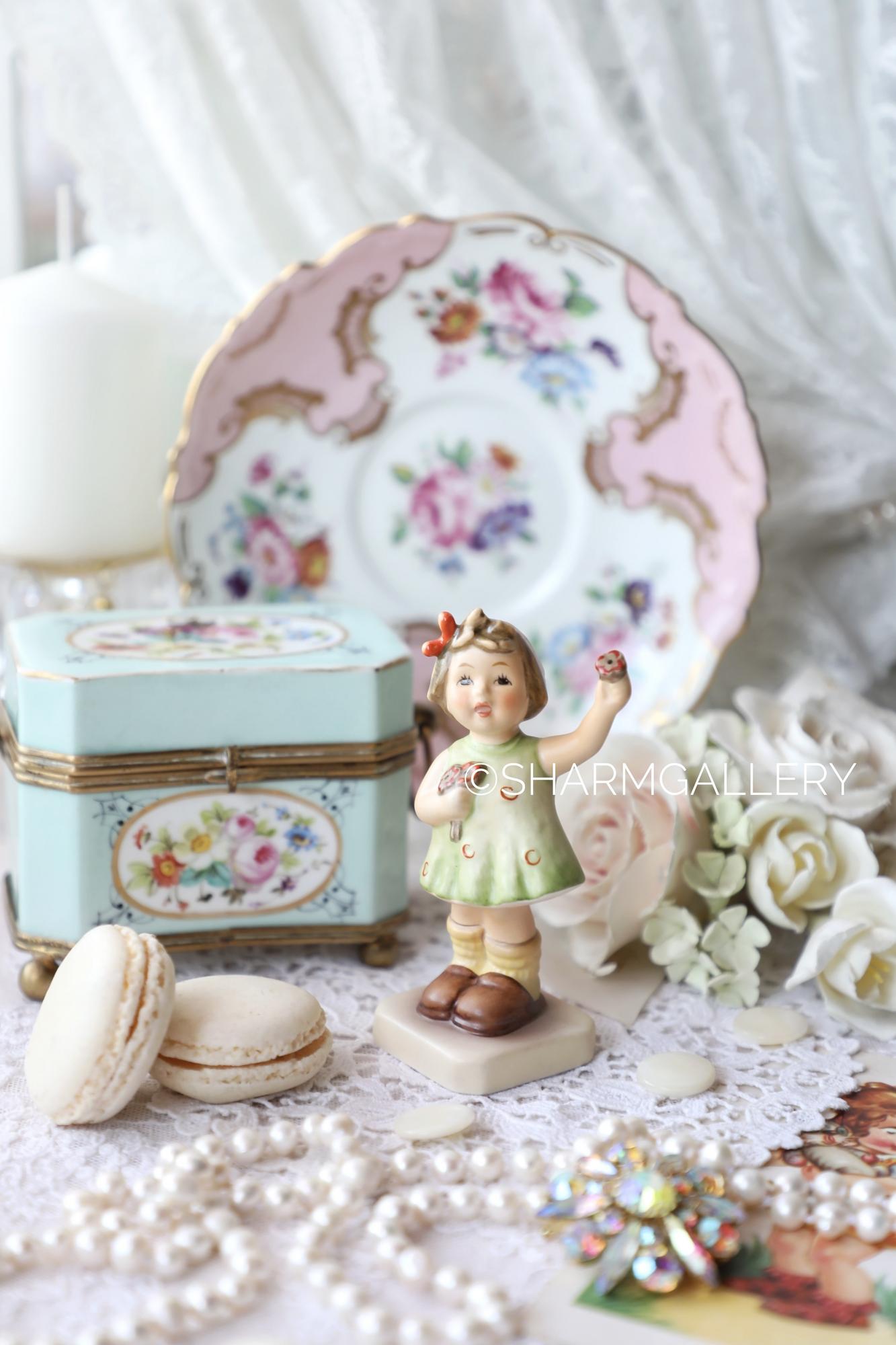 Статуэтка Hummel «Девочка с цветами» бисквитный фарфор Goebel Гебель. Германия.