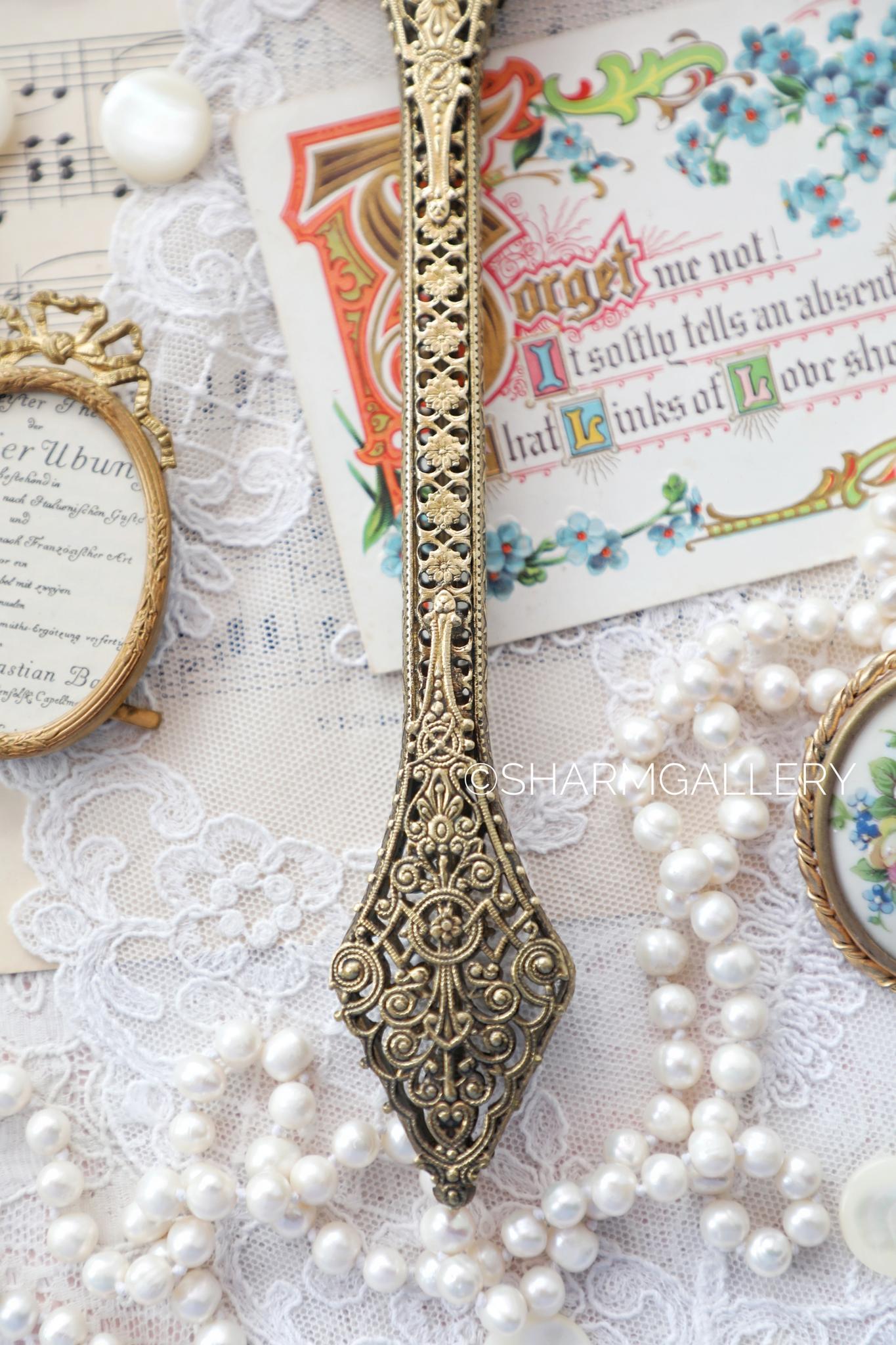 Старинное зеркало с роскошной вышивкой Petit Point на длинной ручке, Англия.