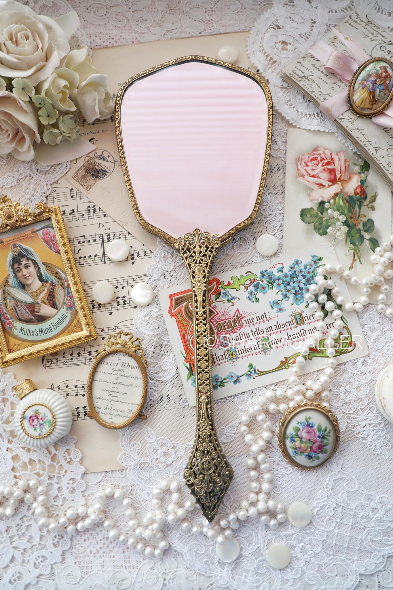 Старинное зеркало с роскошной вышивкой Petit Point на длинной ручке, Англия.
