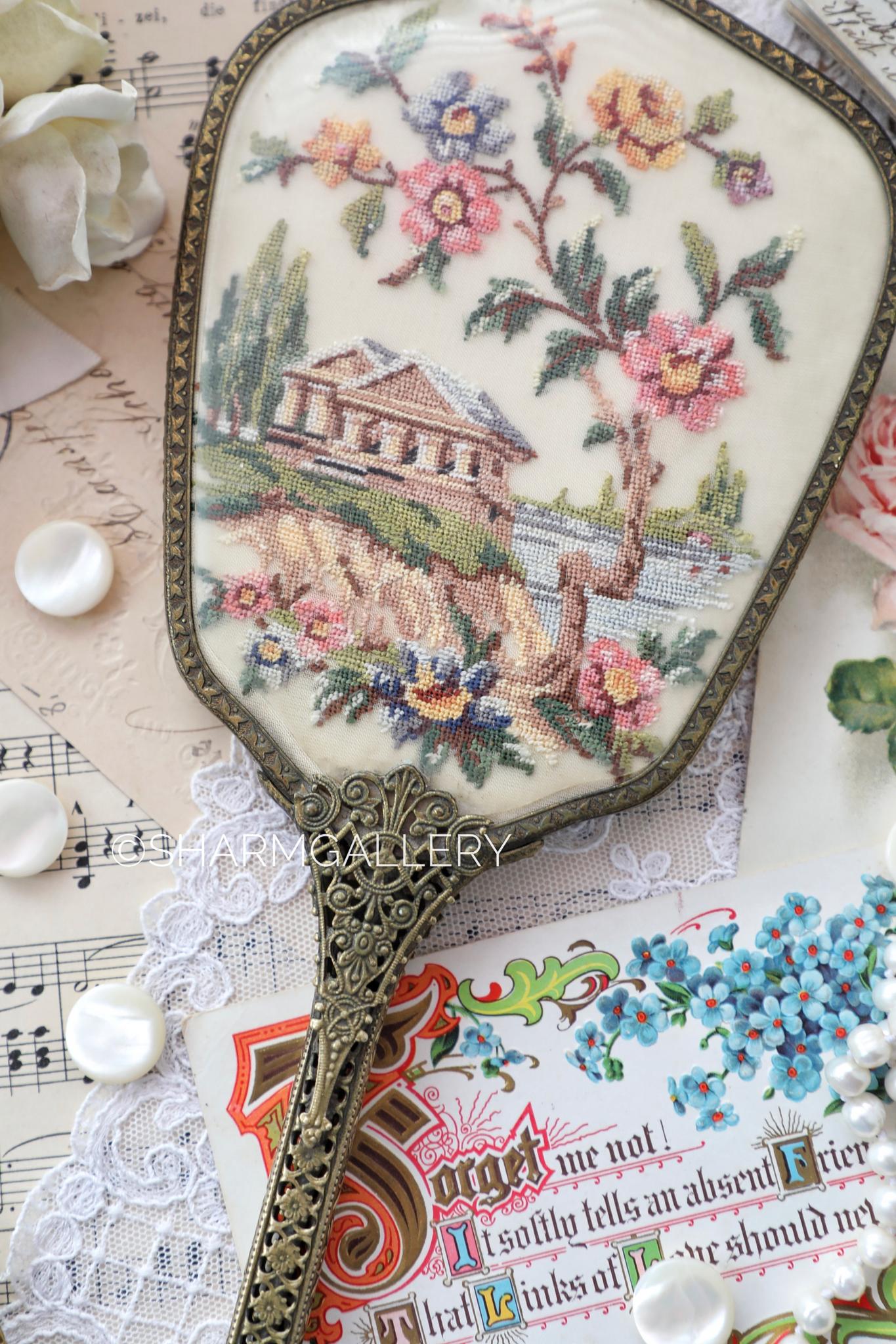 Старинное зеркало с роскошной вышивкой Petit Point на длинной ручке, Англия.