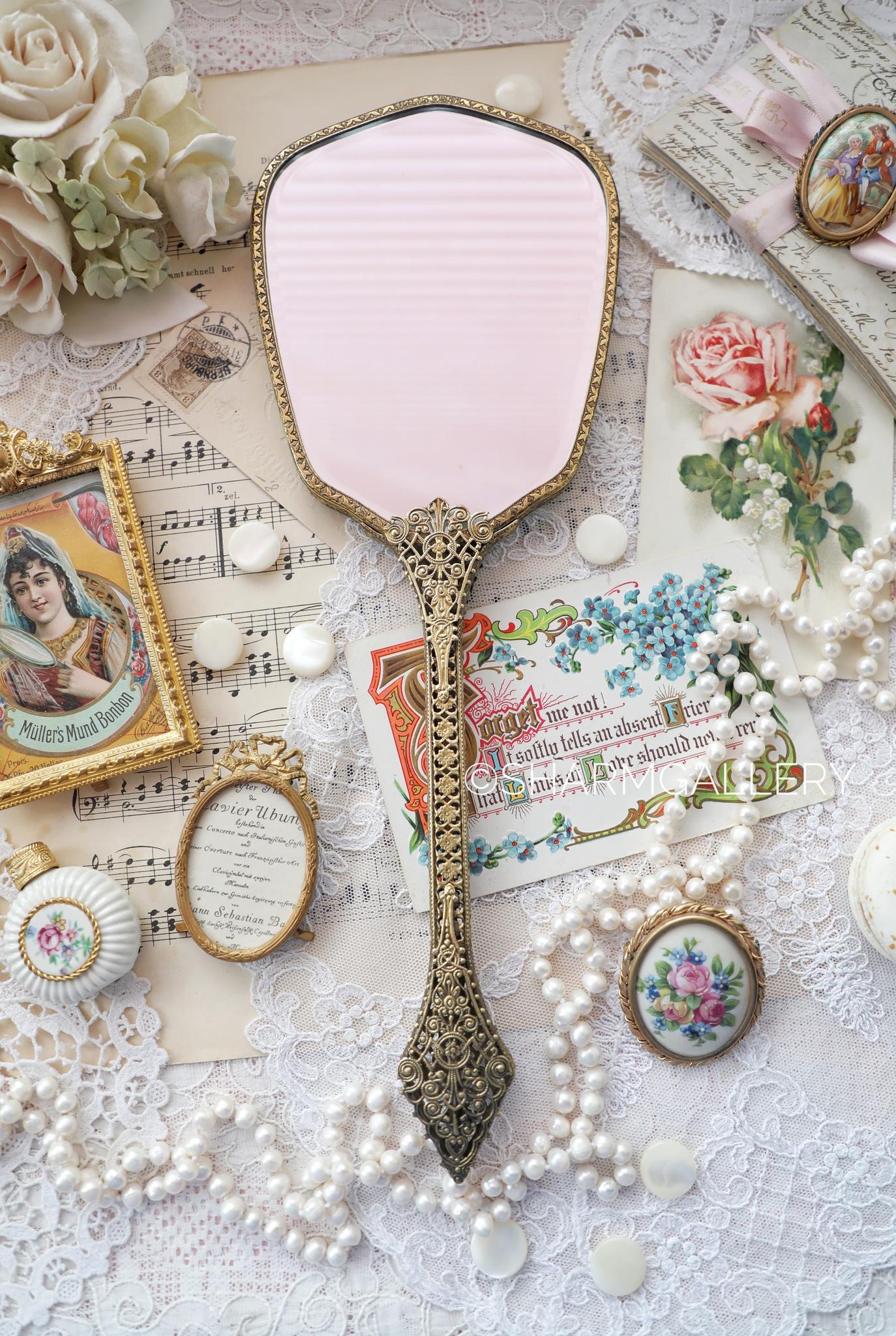 Старинное зеркало с роскошной вышивкой Petit Point на длинной ручке, Англия.