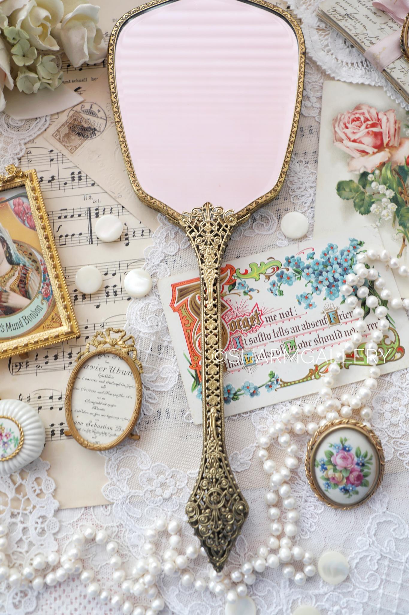 Старинное зеркало с роскошной вышивкой Petit Point на длинной ручке, Англия.