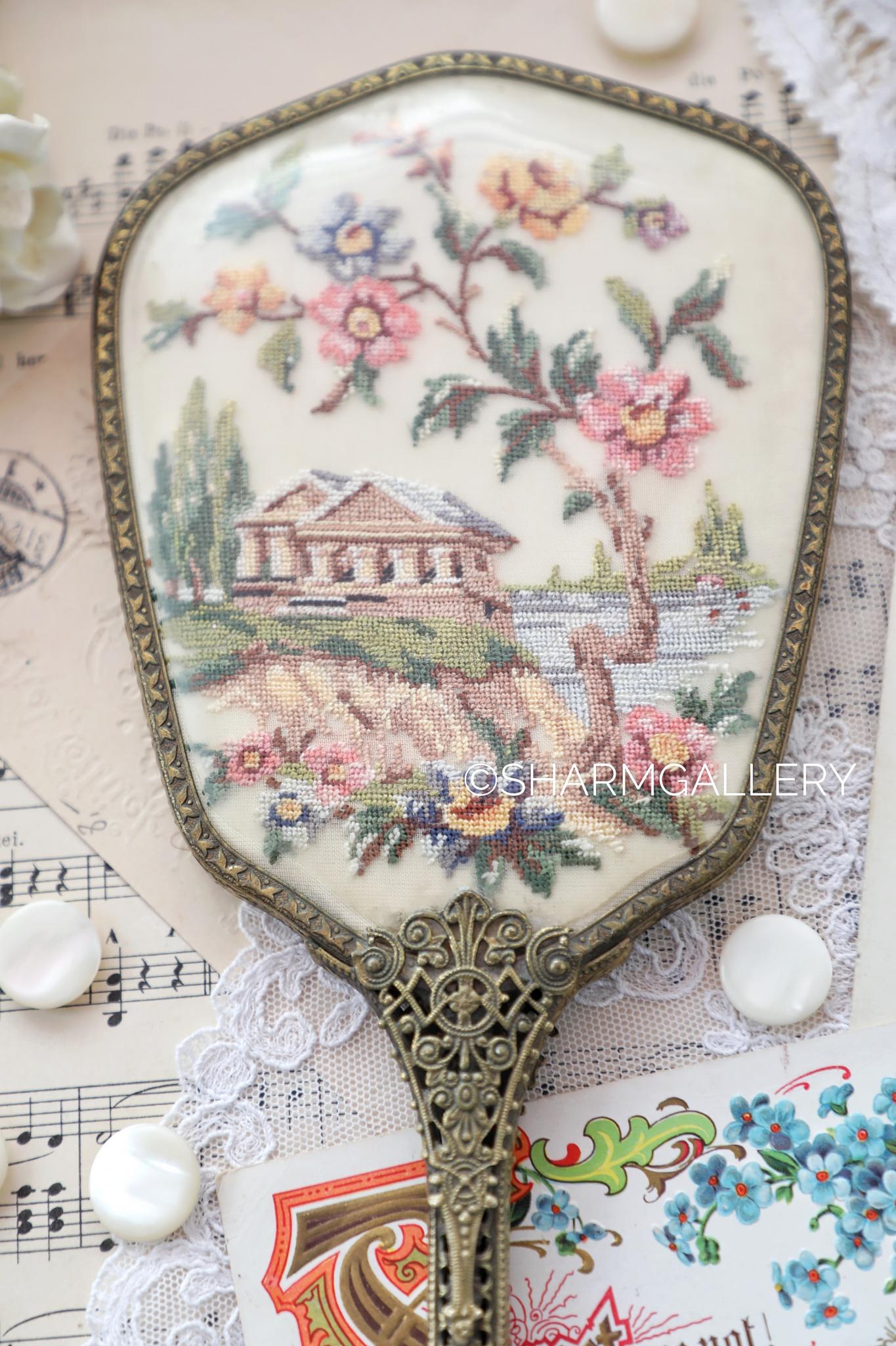Старинное зеркало с роскошной вышивкой Petit Point на длинной ручке, Англия.
