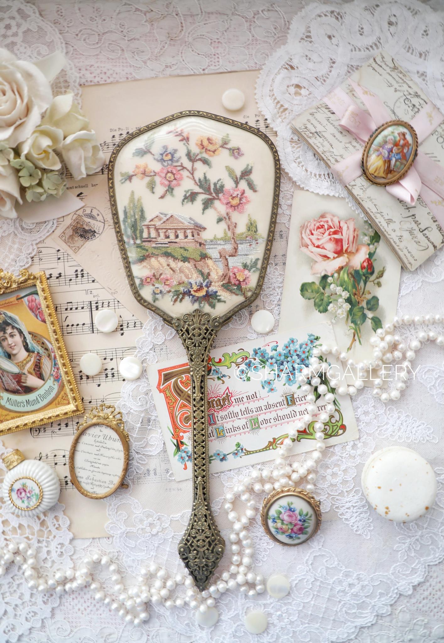 Старинное зеркало с роскошной вышивкой Petit Point на длинной ручке, Англия.
