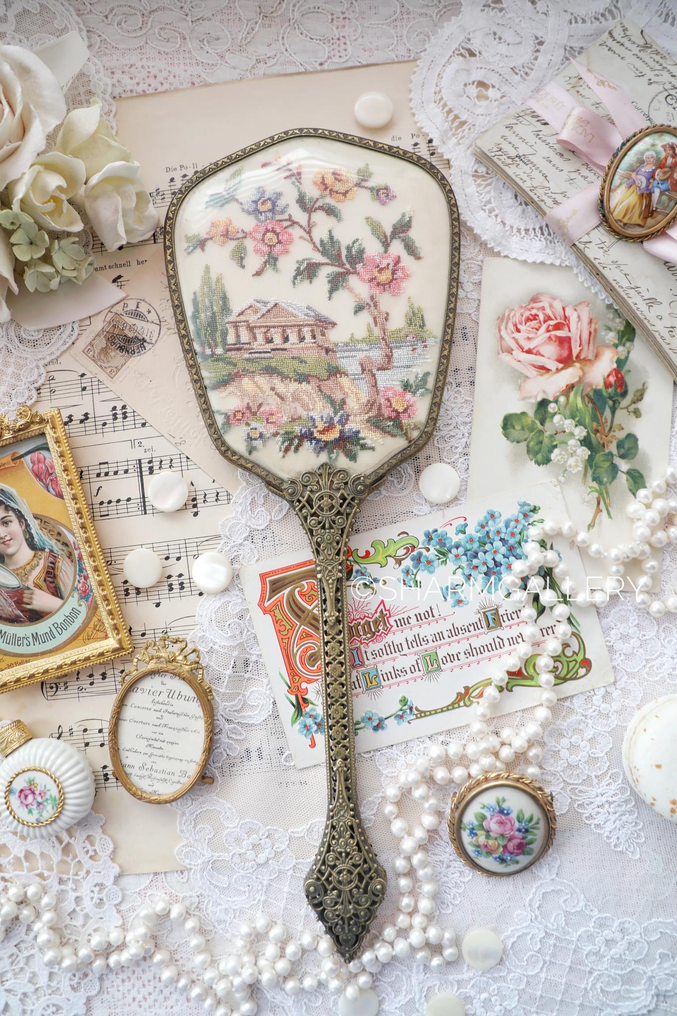 Старинное зеркало с роскошной вышивкой Petit Point на длинной ручке, Англия.