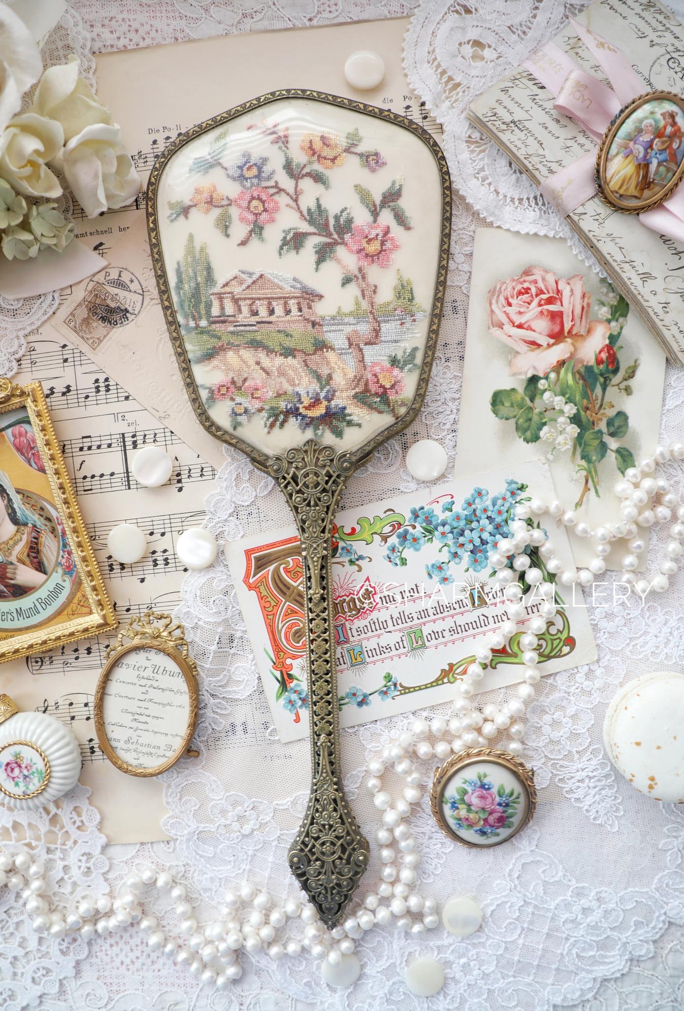 Старинное зеркало с роскошной вышивкой Petit Point на длинной ручке, Англия.