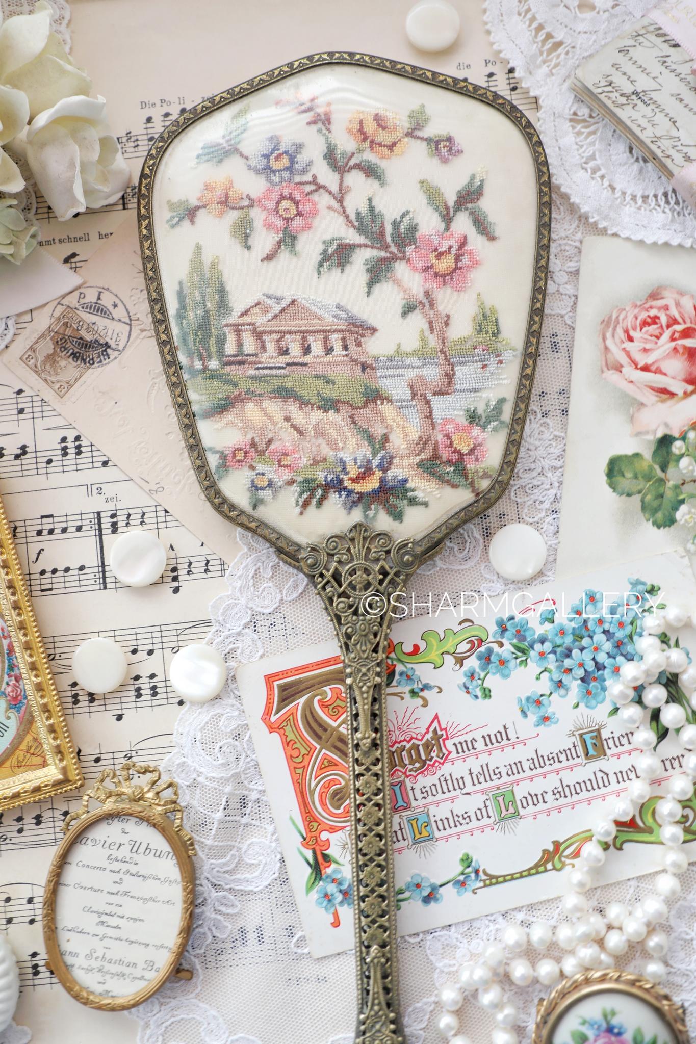 Старинное зеркало с роскошной вышивкой Petit Point на длинной ручке, Англия.